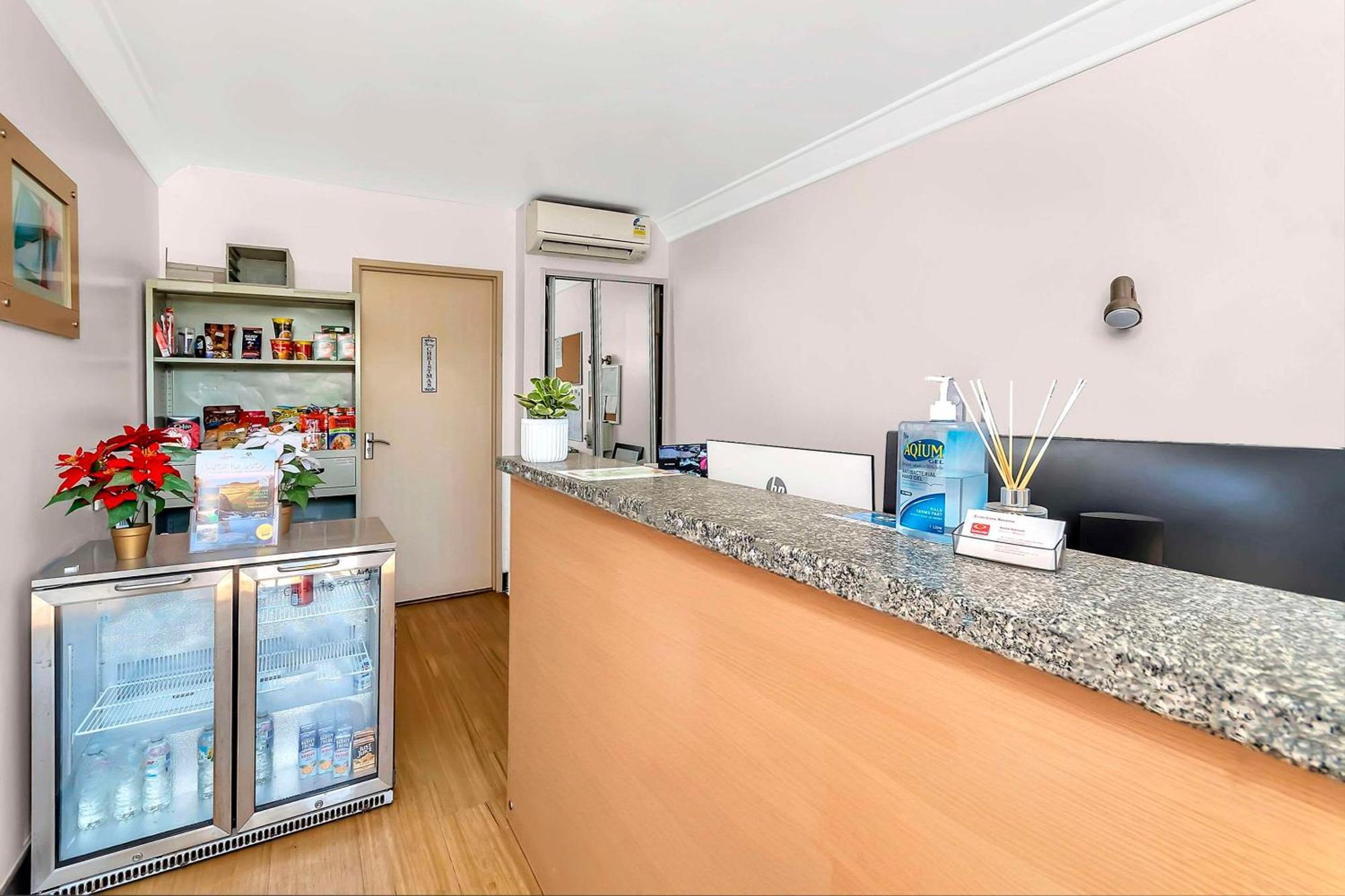Econo Lodge Карата Екстериор снимка